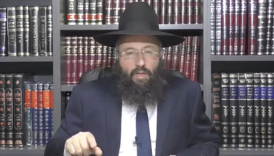 הדלקת נר חנוכה בבית הכנסת שיש בו כמה מנייני ערבית