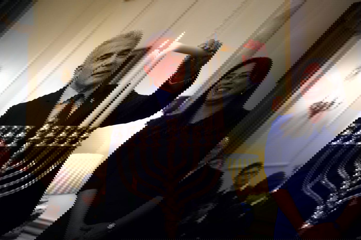 חרף המצב: לפיד טס לחופשה פרטית בחו"ל