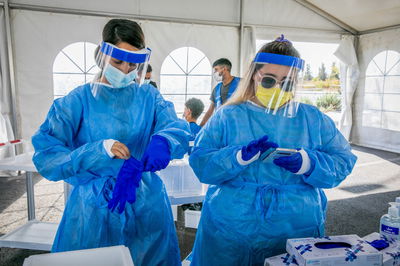 חשש: רופאים בבית החולים 'שיבא' נדבקו בזן האומיקרון