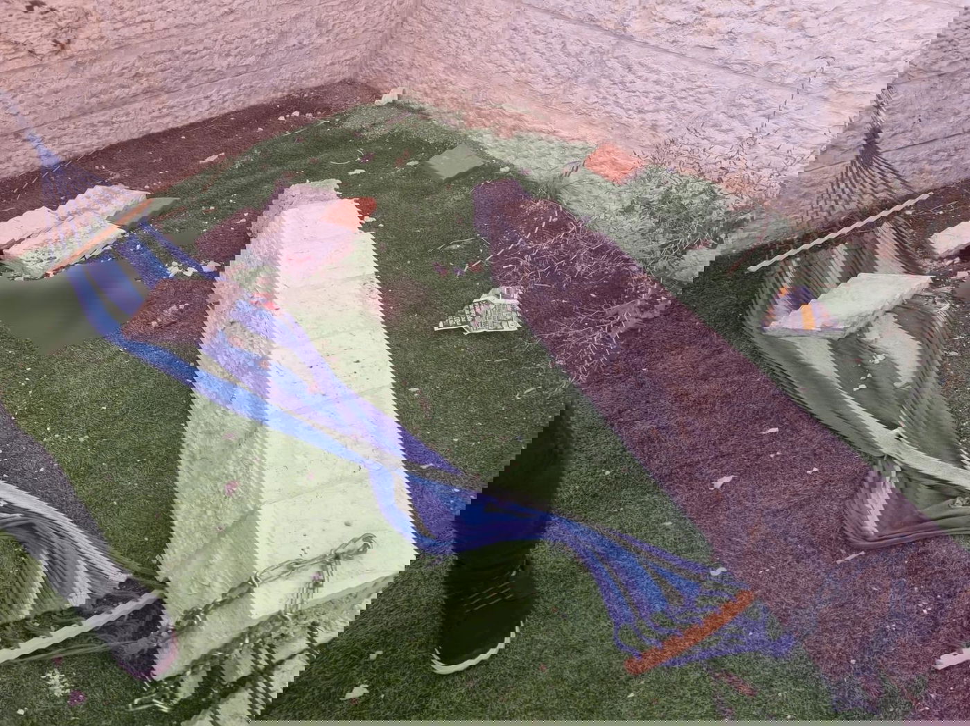 עמוד קרס על ילדים - בחצר בית; בן 12 נפצע קשה