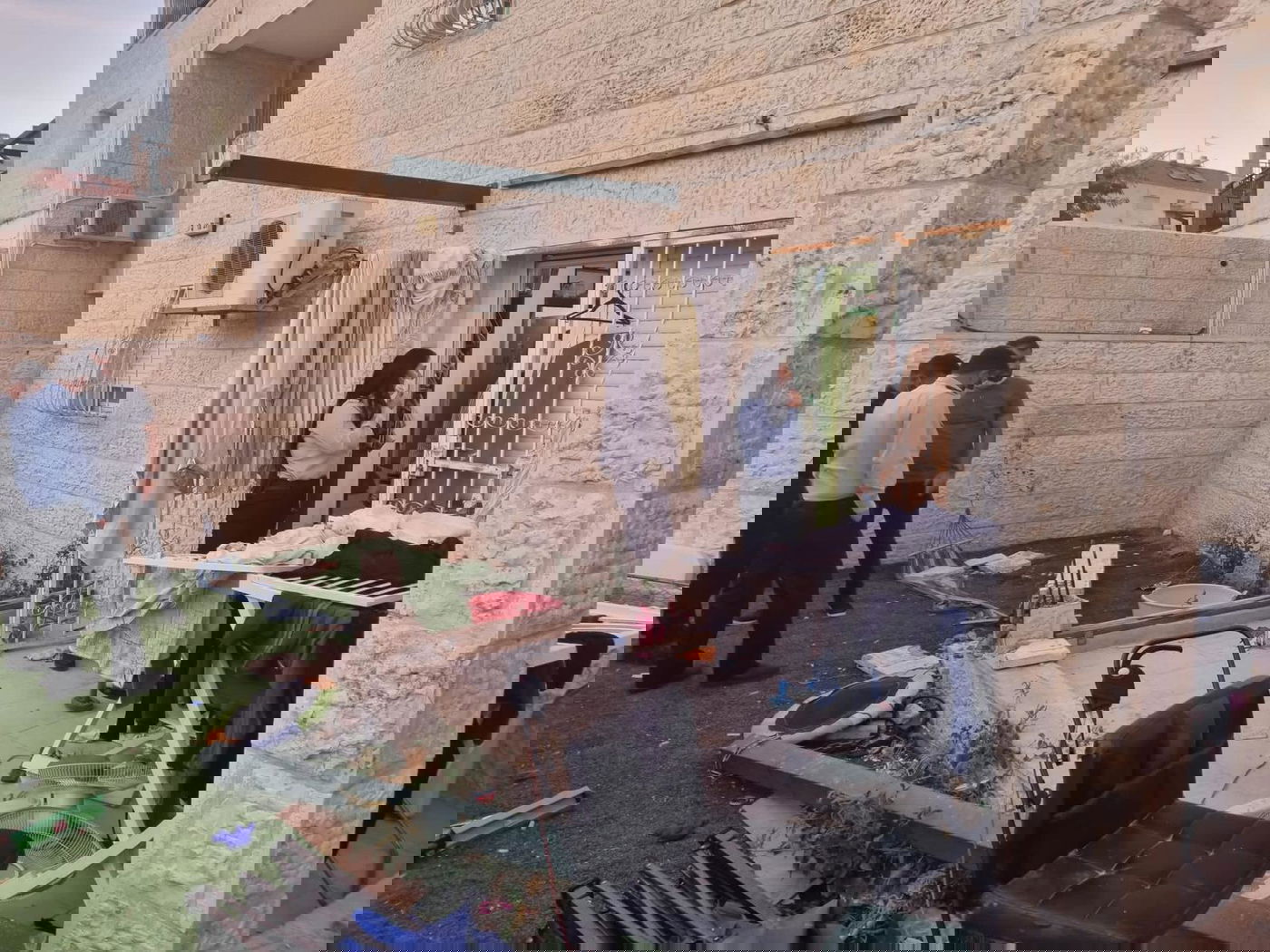 עמוד קרס על ילדים - בחצר בית; בן 12 נפצע קשה