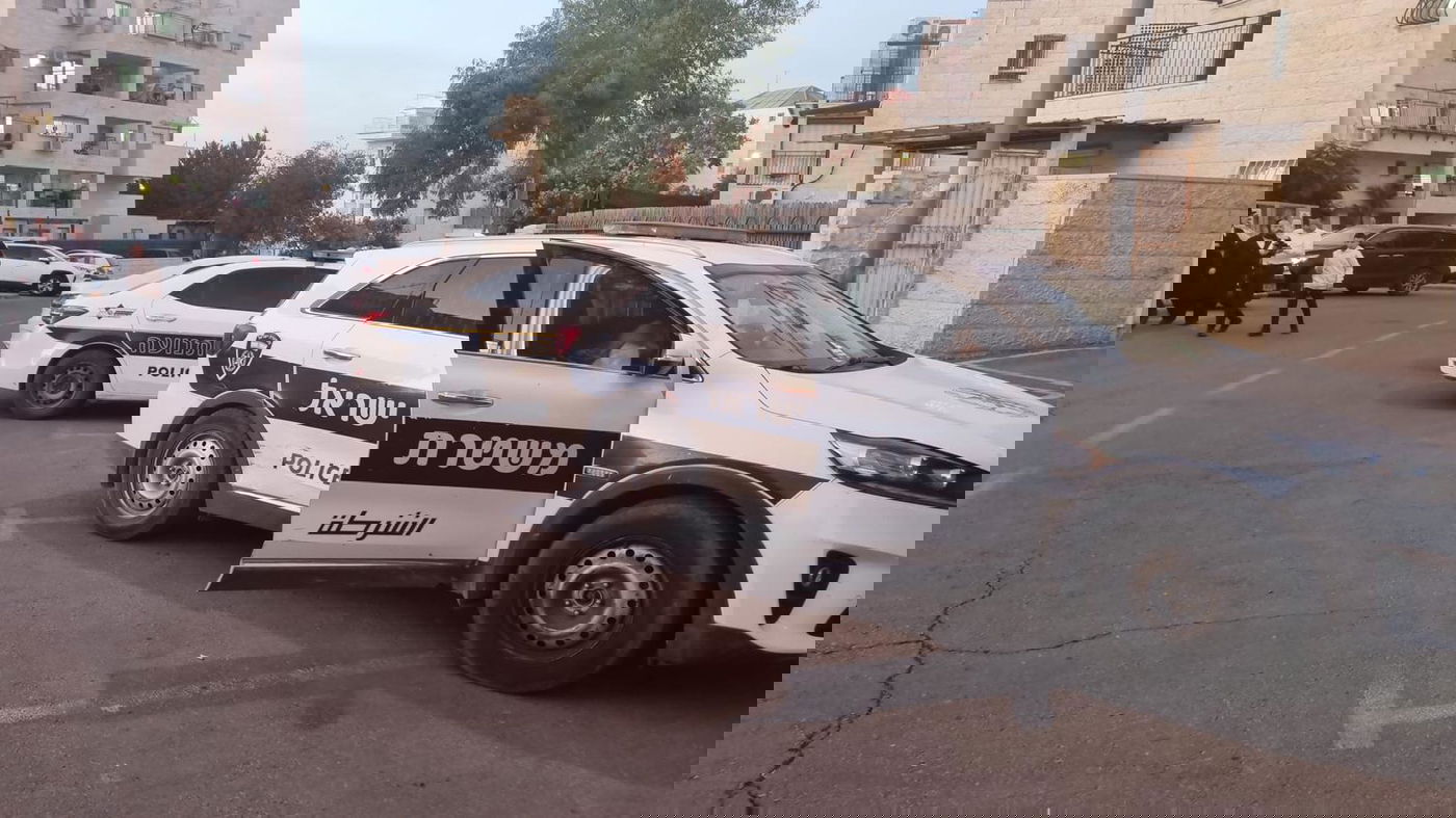 עמוד קרס על ילדים - בחצר בית; בן 12 נפצע קשה