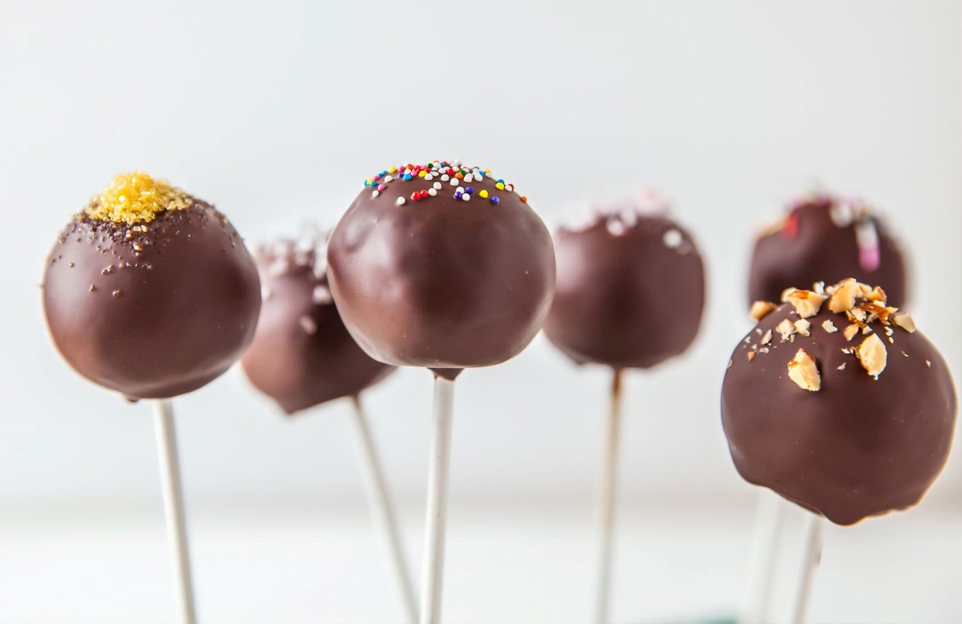 קייק פופס: כדורי עוגה מצופים בשוקולד