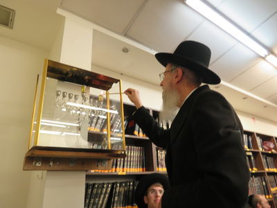 הרב קרפ בהדלקת נר ראשון