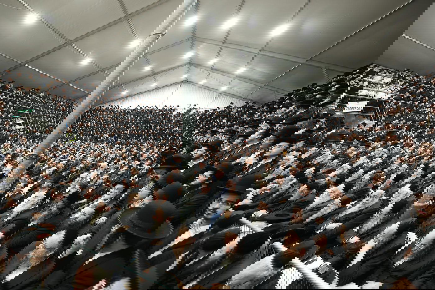 הדלקת הנר הראשון של הגר"ש אלתר • צפו