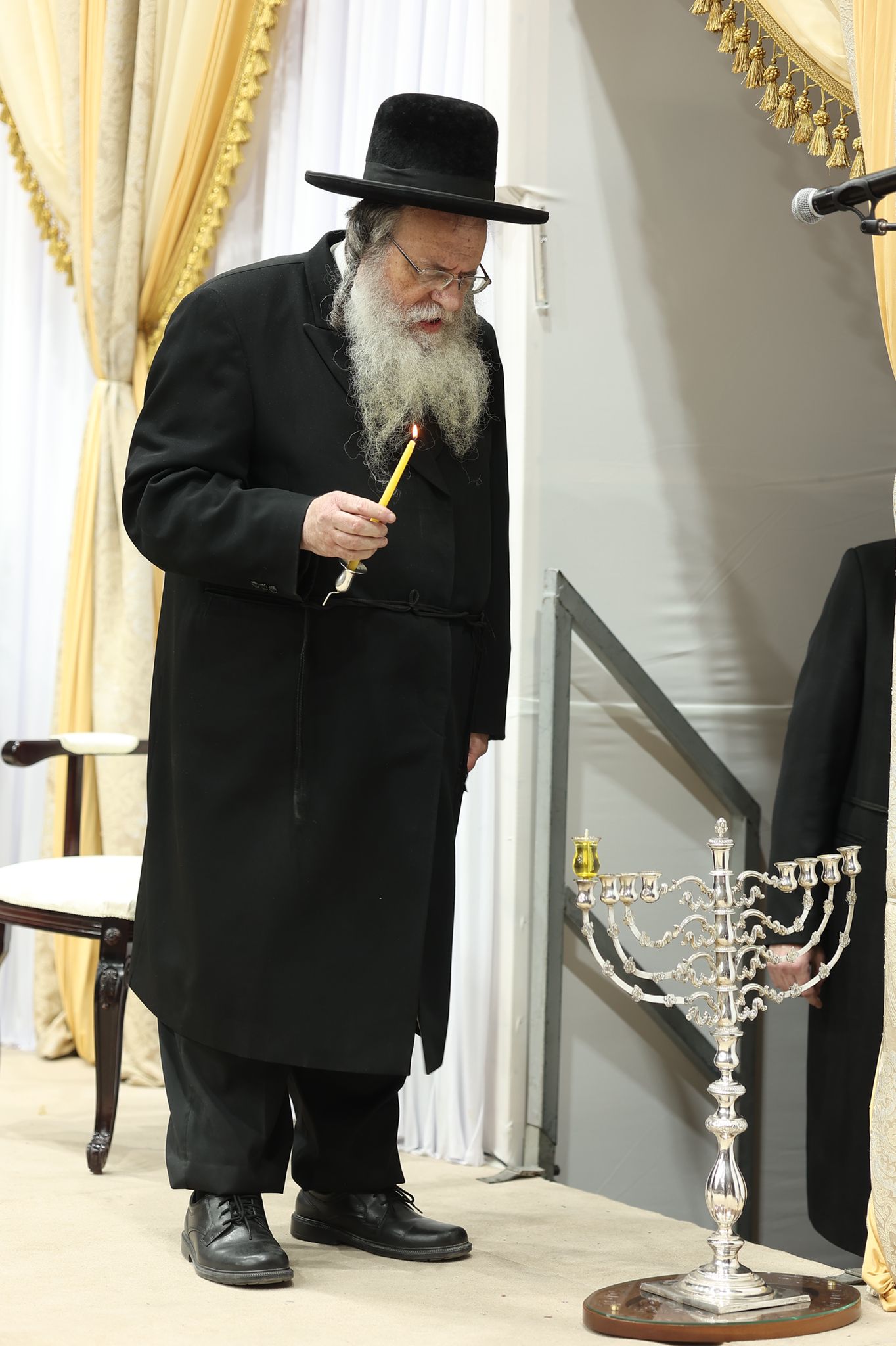 הדלקת הנר הראשון של הגר"ש אלתר • צפו