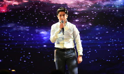 אליה קנר מבצע את "הנני רופא לך" • צפו