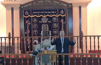 החזן חיים גנץ מבצע את היצירה "על הניסים"