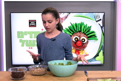 סלט חסה חגיגי: ילדים לומדים לבשל בחנוכה