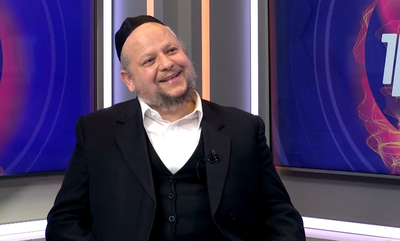 גדול החזנים יצחק מאיר הלפגוט בריאיון חג באולפן 'כיכר השבת'