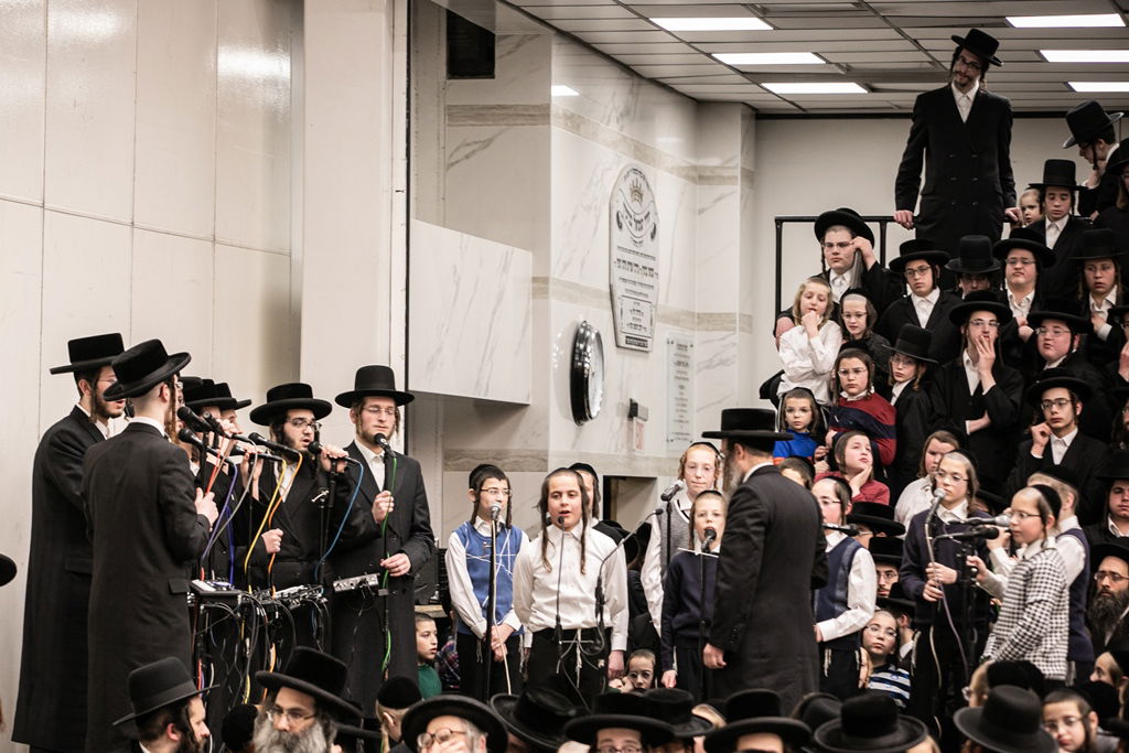 הרבי מסאטמר הדליק נר ראשון ונשא 'פשעטל'; תיעוד