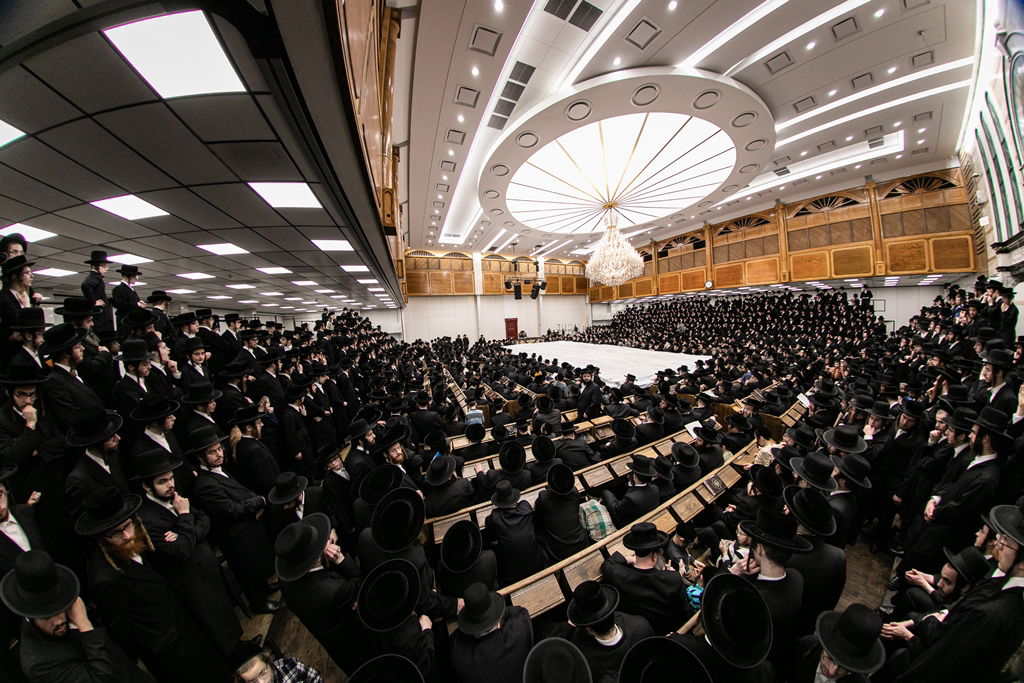 הרבי מסאטמר הדליק נר ראשון ונשא 'פשעטל'; תיעוד