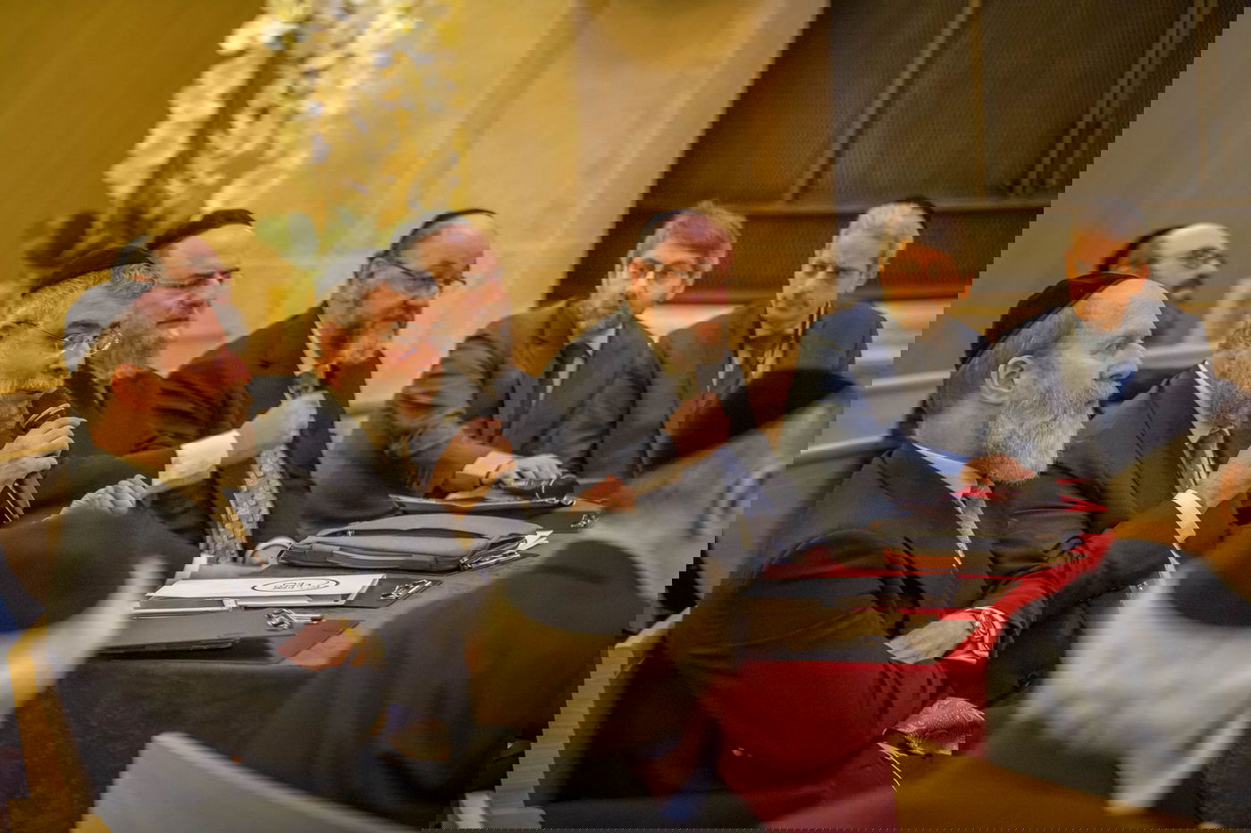 הגר"פ גולדשמידט עם רבני צרפת ובריטניה, יו"ר הועדה המתמדת ואב"ד לונדון והמנהל הרבני של הועידה בדיון הועדה המתמדת בנושא העגונות במונקו