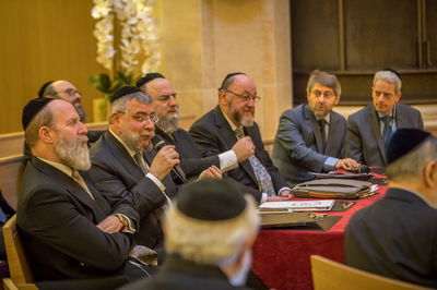 הגר"פ גולדשמידט עם רבני צרפת ובריטניה, יו"ר הועדה המתמדת ואב"ד לונדון והמנהל הרבני של הועידה בדיון הועדה המתמדת בנושא העגונות במונקו