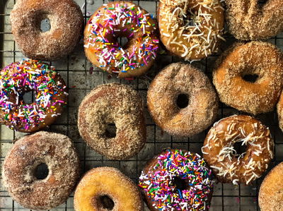 סופגניות דונאטס ללא שמרים בציפוי סוכר וקינמון