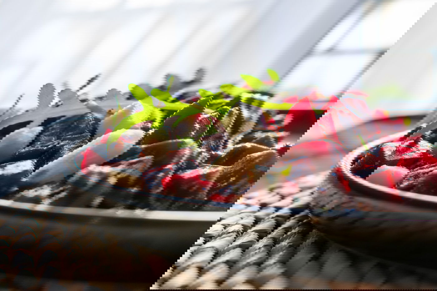 סלט סלק צלוי עם אבוקדו וכדורי גבינה פריכים