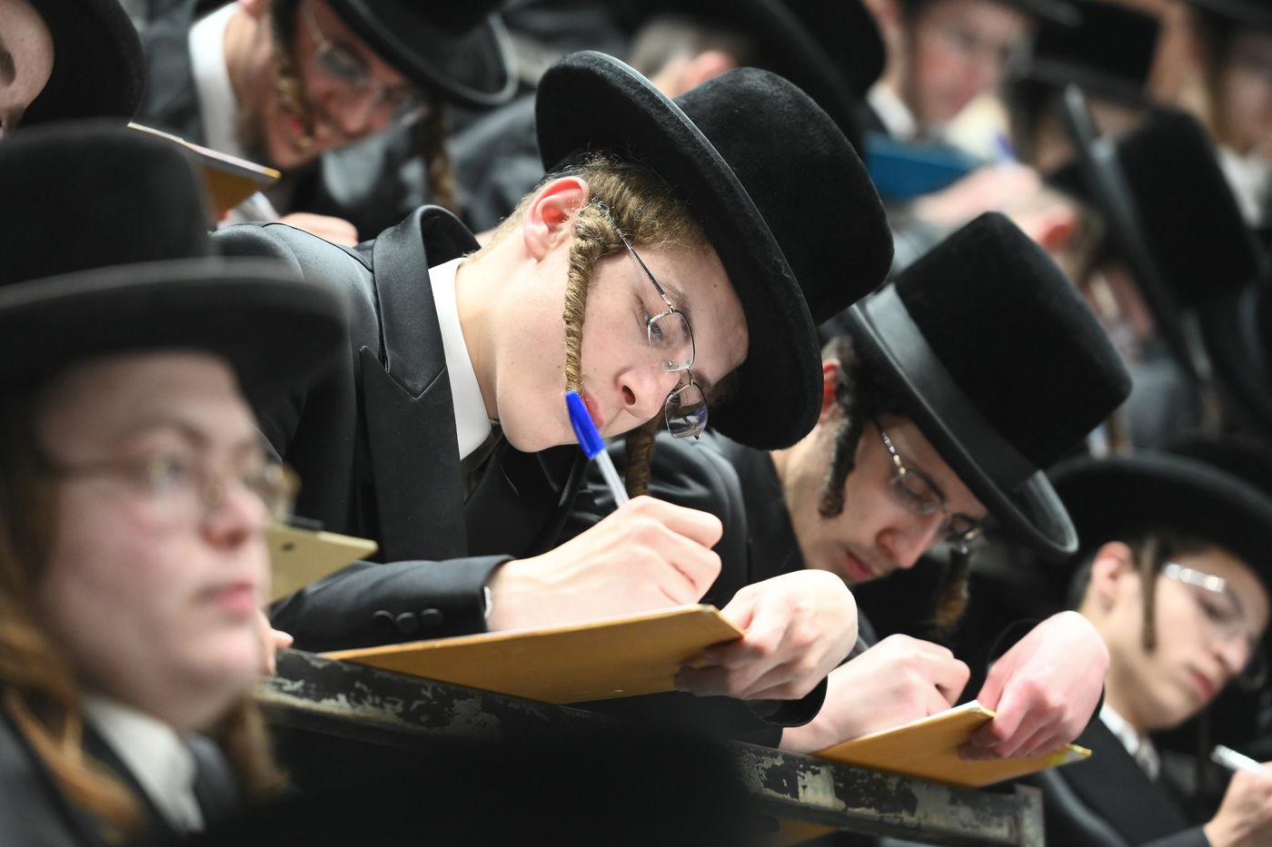 הבחורים כתבו פלפול: הדלקת נרות חנוכה בצאנז