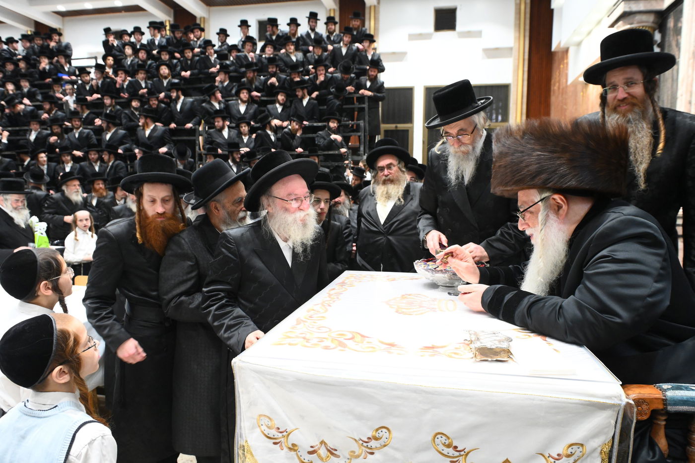 הבחורים כתבו פלפול: הדלקת נרות חנוכה בצאנז