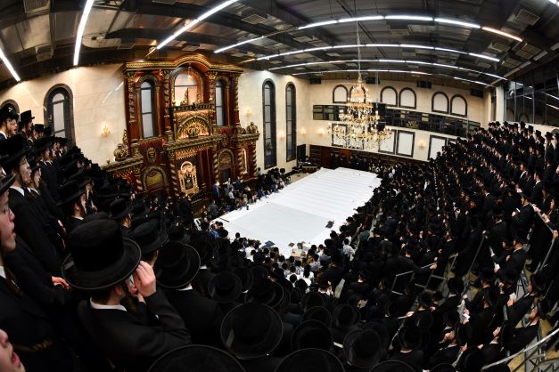 קהל החסידים בהדלקה