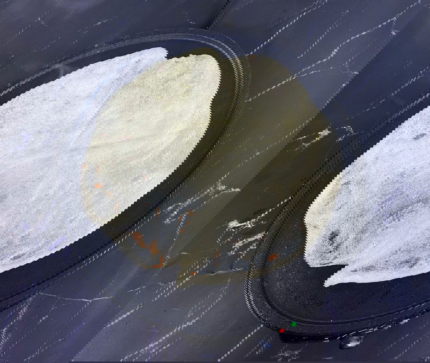 מסירים את נייר האפייה