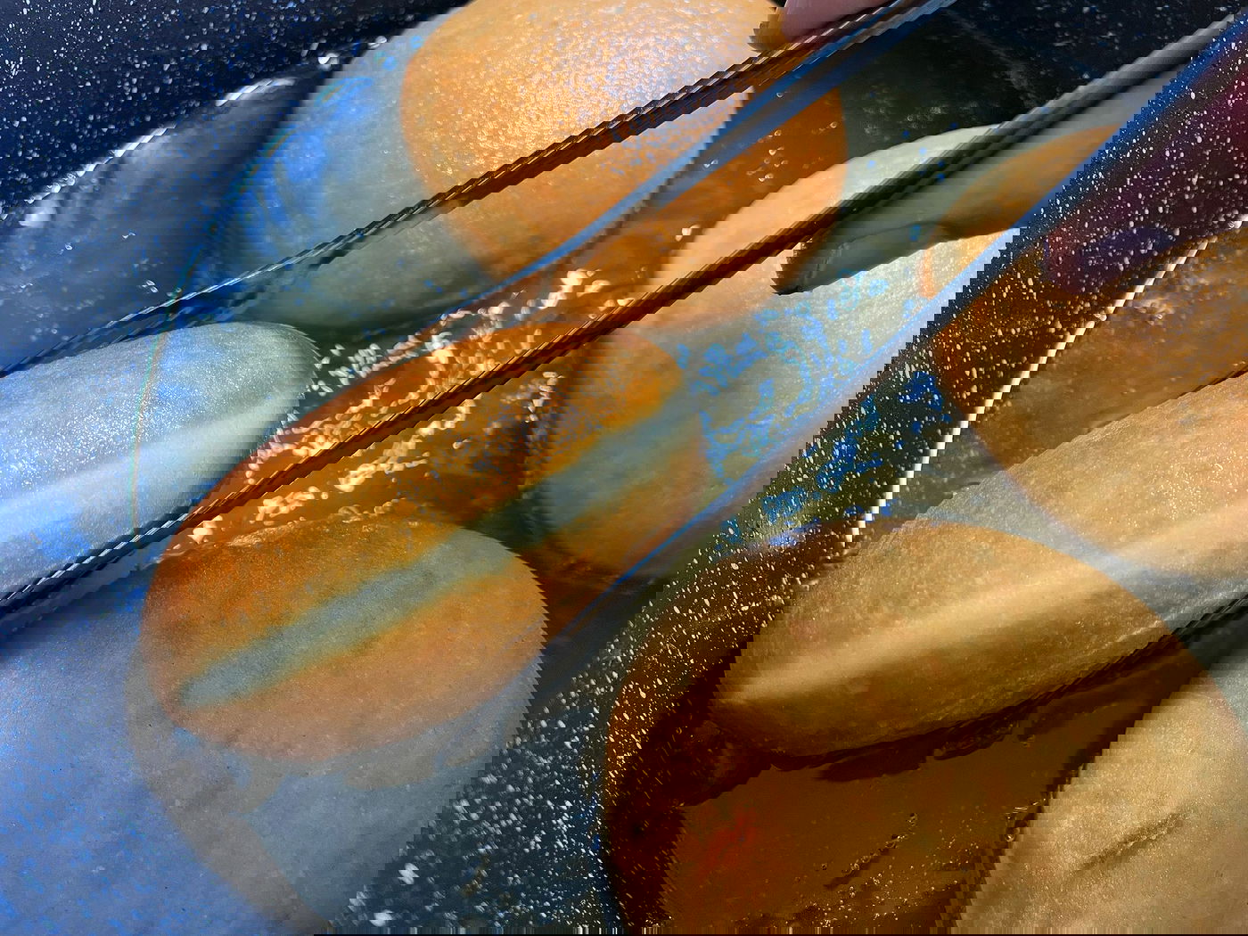 מטגנים להזהבה יפה משני הצדדים ומוציאים לנייר סופג