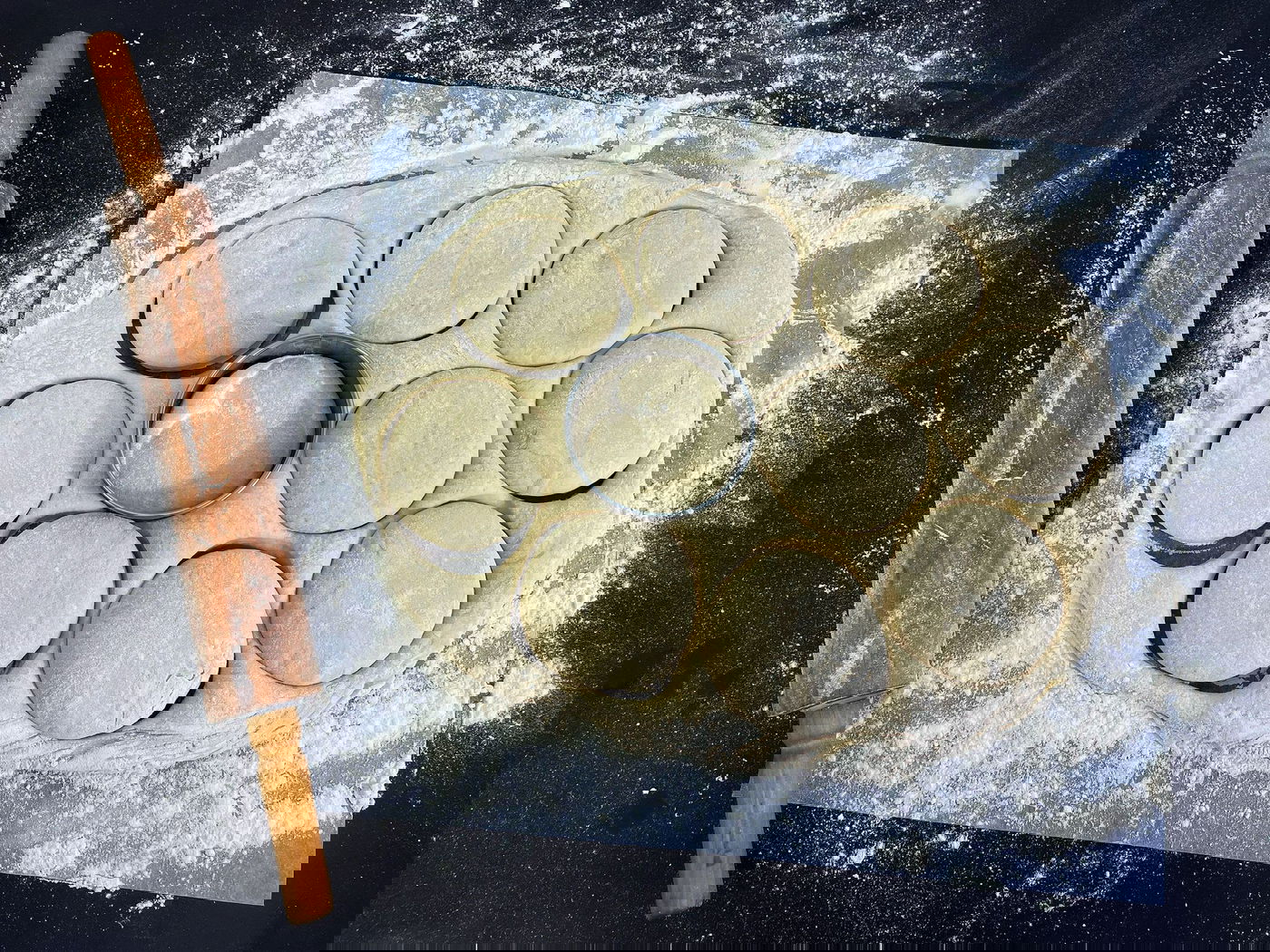 קורצים את הבצק לעיגולים בעזרת רינג