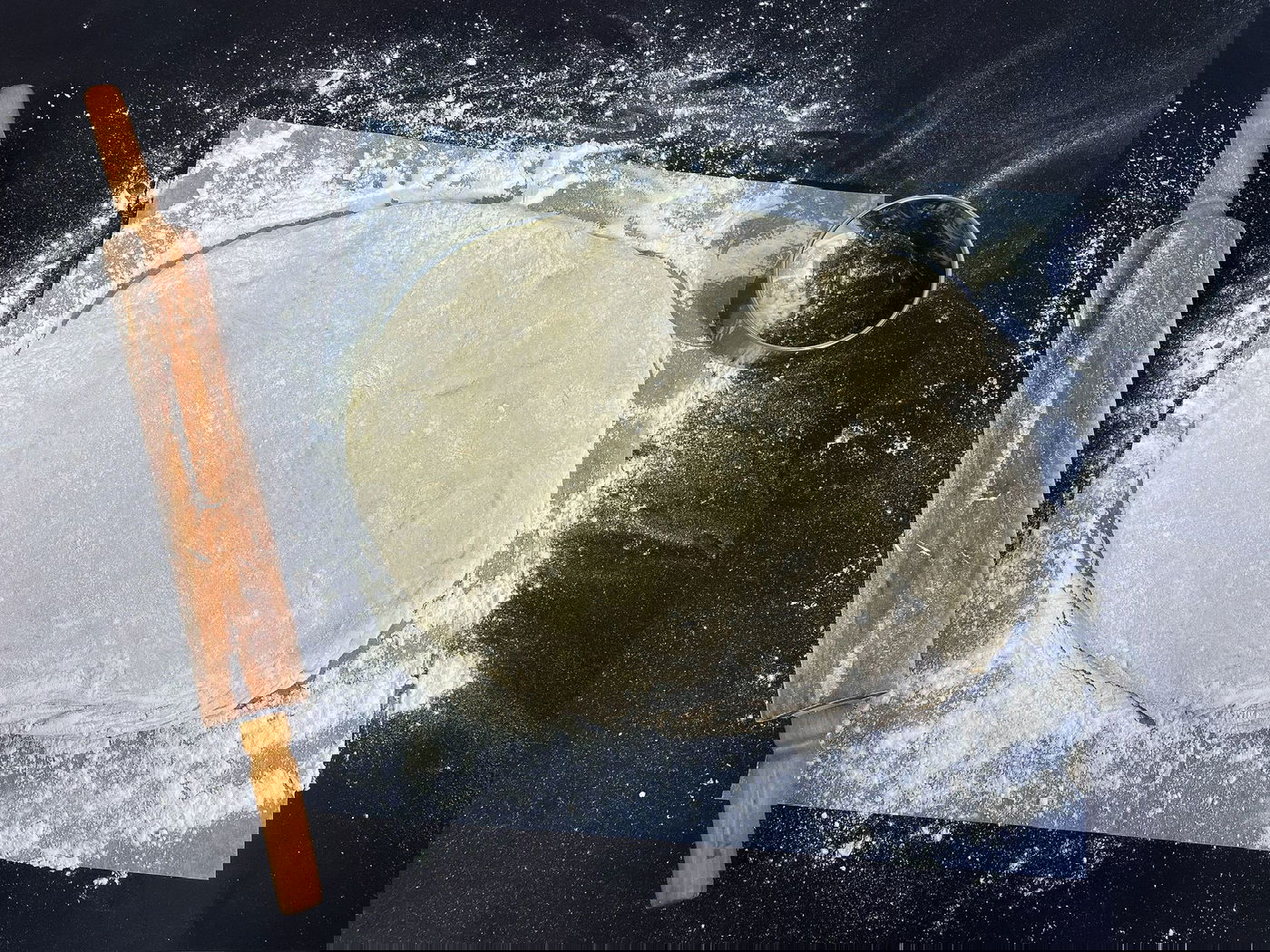 מרדדים את הבצק לעובי 2 ס"מ