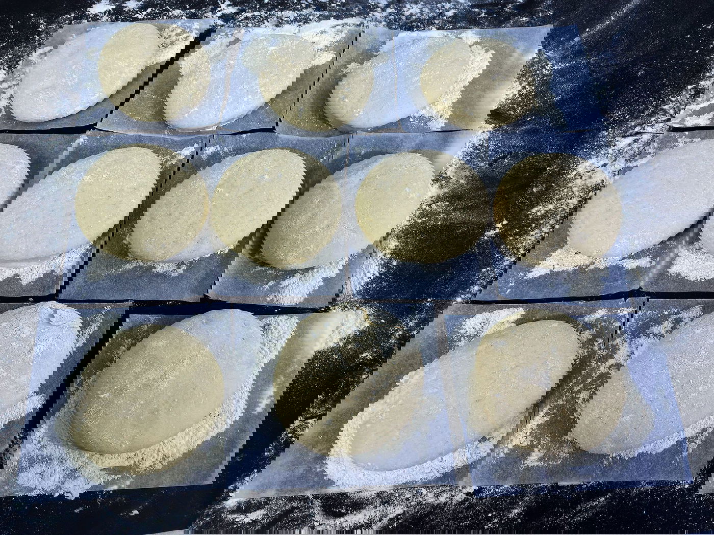 גוזרים את נייר האפייה סביב עיגולי הבצק