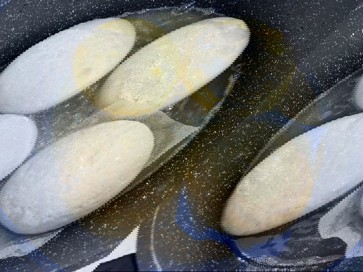 מטגנים את הסופגניות בשמן עמוק שחומם ל-170 מעלות