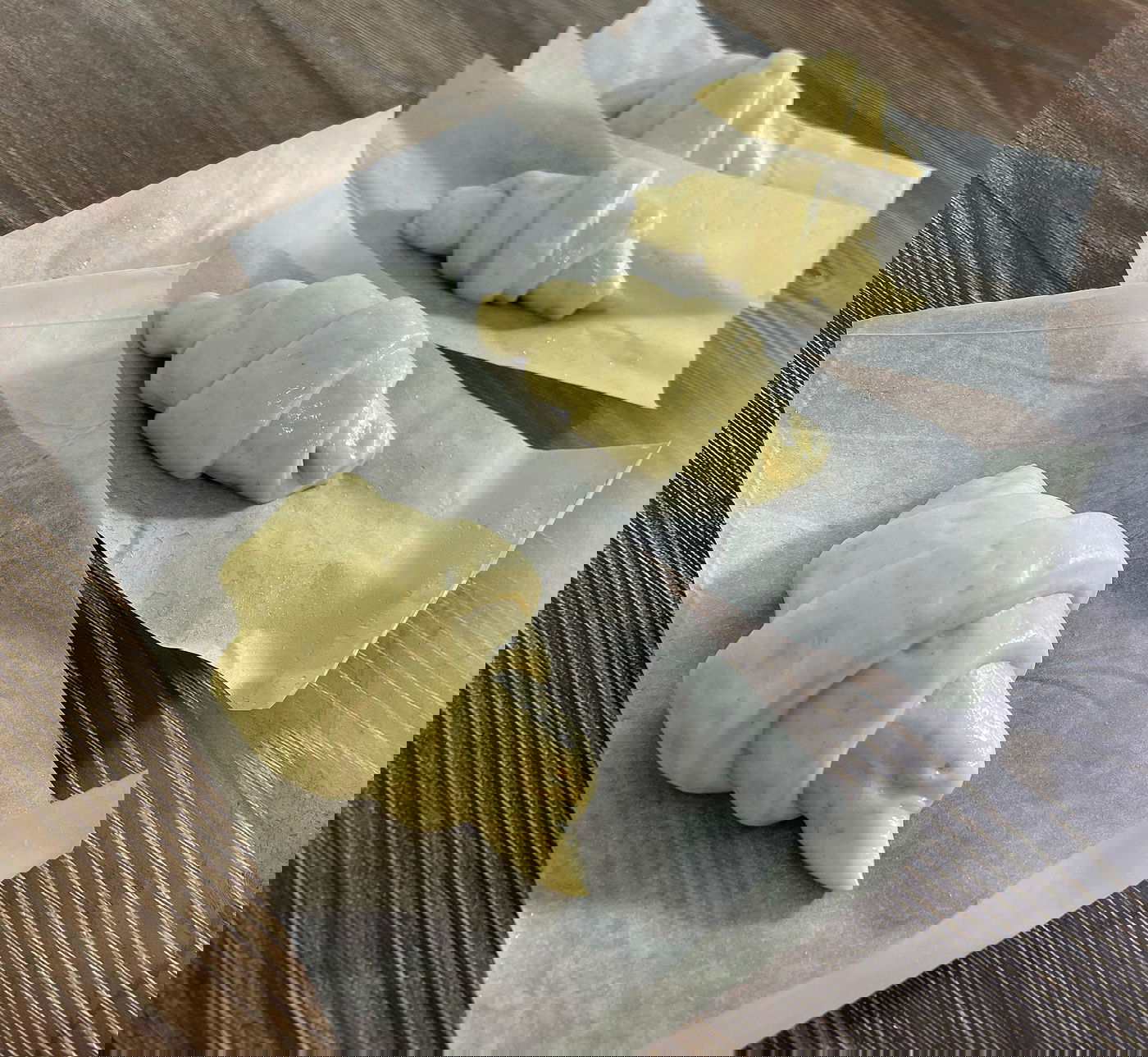 מגלגלים כל משולש לסופגנסון ומניחים על נייר אפייה נפרד