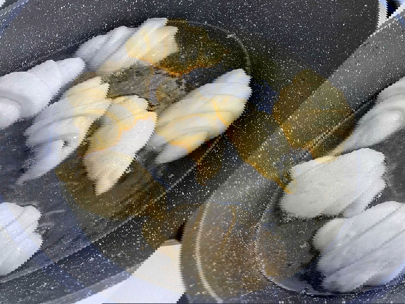 מטגנים בקבוצות בשמן שמחומם ל-170 מעלות