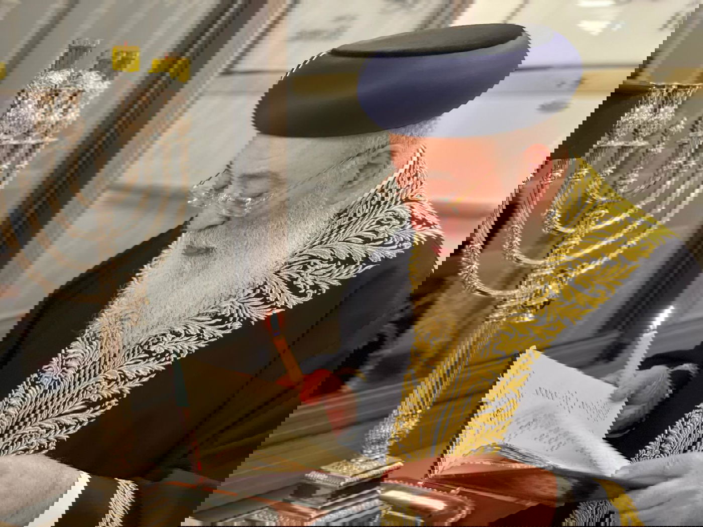 נר שני של חנוכה במעונו של הגר"ש עמאר