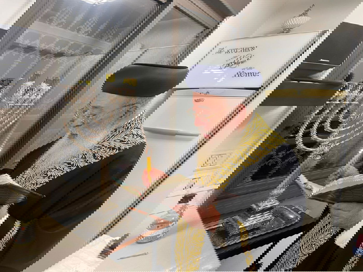 נר שני של חנוכה במעונו של הגר"ש עמאר