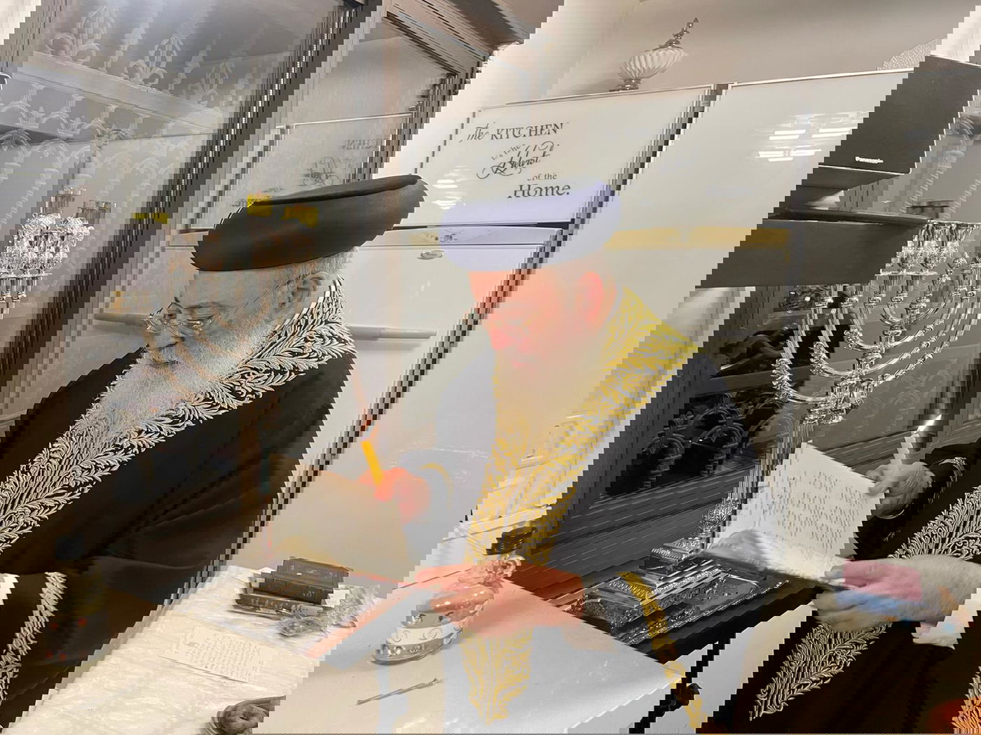 נר שני של חנוכה במעונו של הגר"ש עמאר