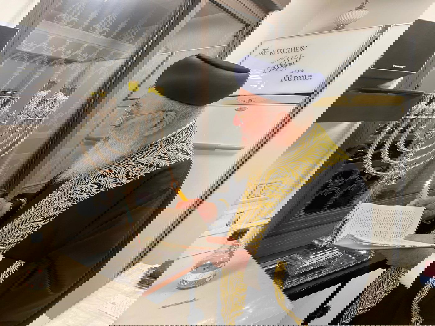 נר שני של חנוכה במעונו של הגר"ש עמאר