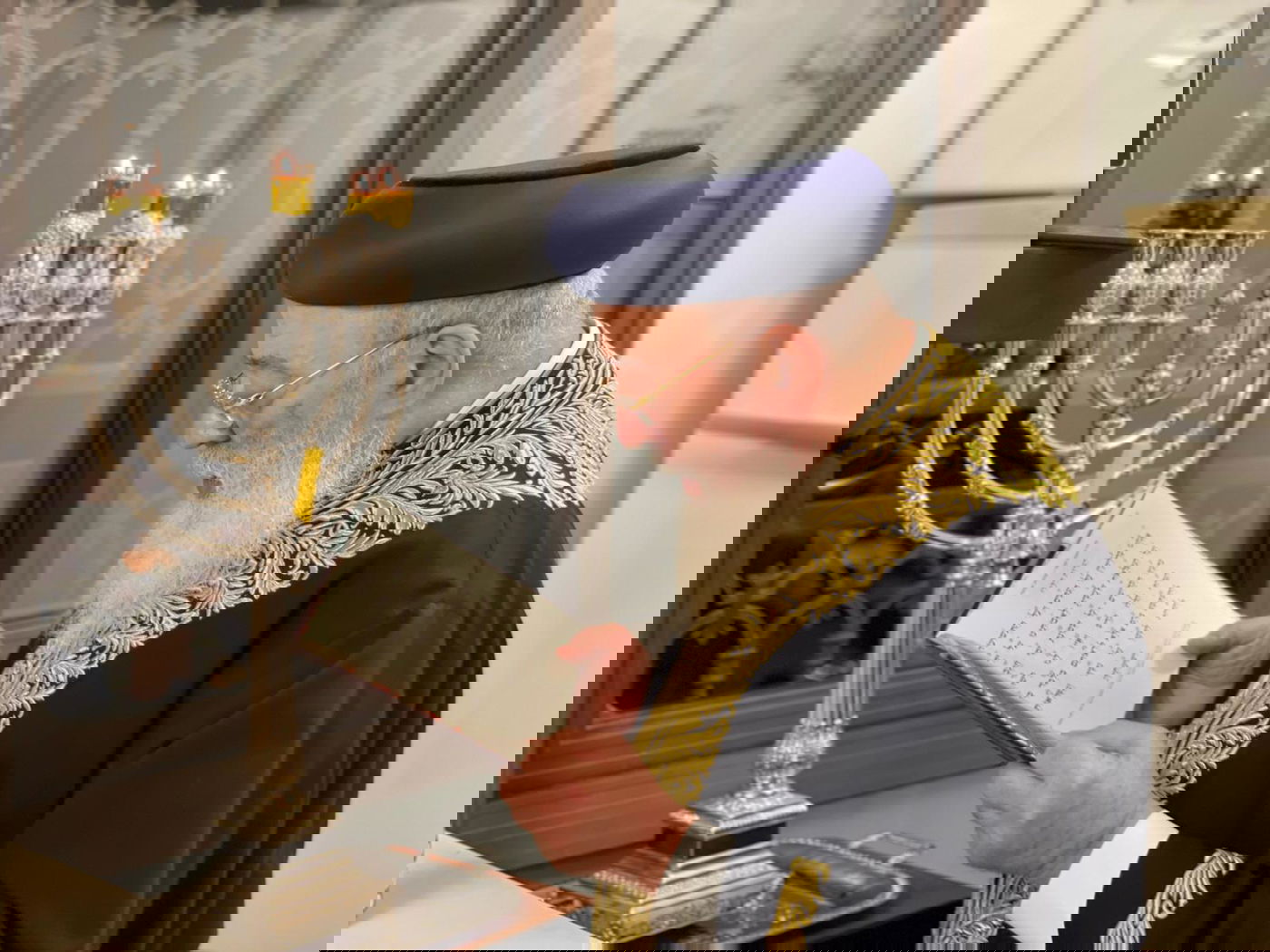 נר שני של חנוכה במעונו של הגר"ש עמאר