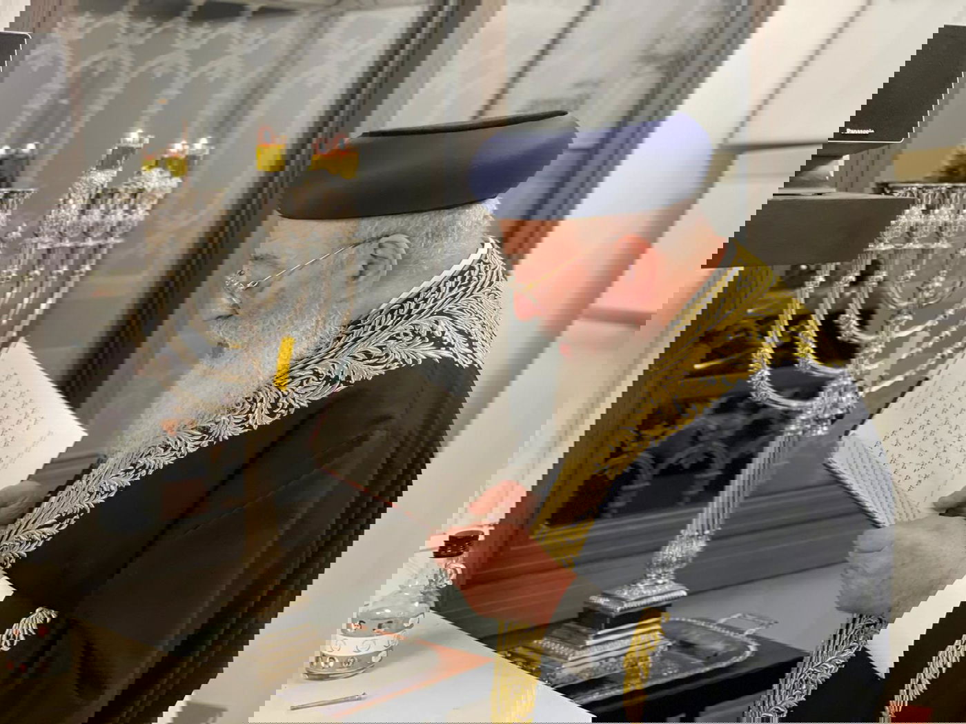 נר שני של חנוכה במעונו של הגר"ש עמאר