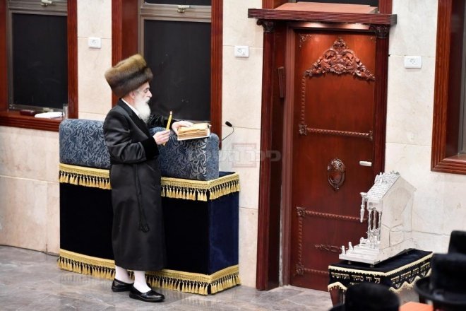 הרבי מויז'ניץ בהדלקת נר חנוכה