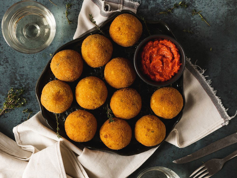 ארנצ'יני: כדורי אורז פריכים במילוי גבינה