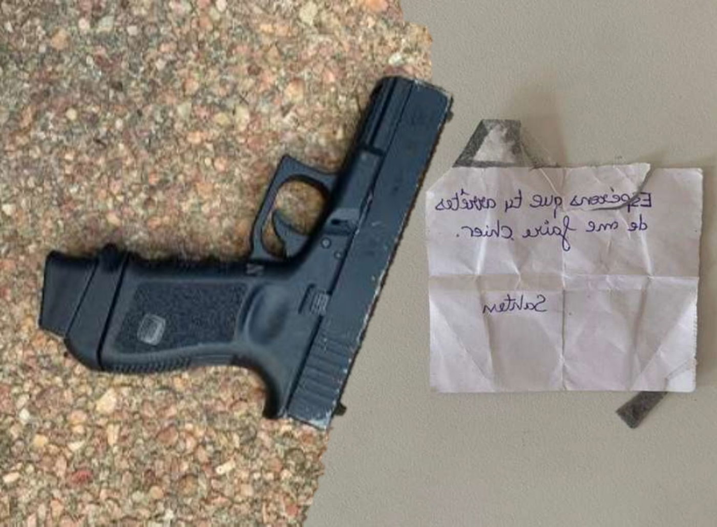 האקדח והפתק שנמצאו מחוץ לבית השליח