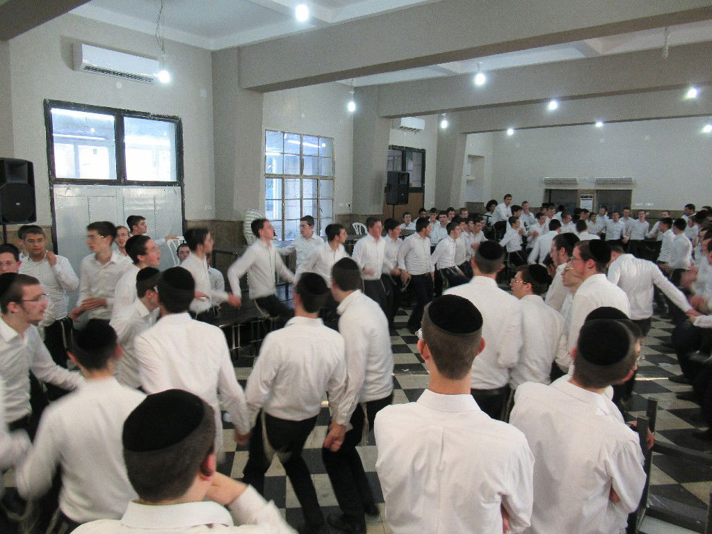 תיעוד: מסיבת חנוכה המסורתית בישיבת פוניבז'