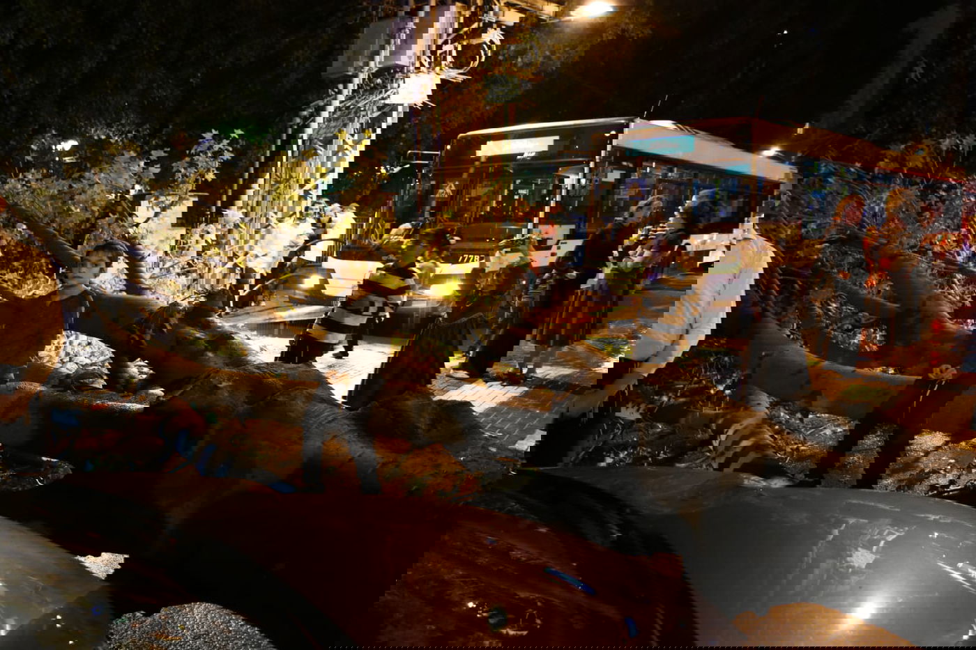 בני ברק: העץ קרס על רכב; בנס אין נפגעים