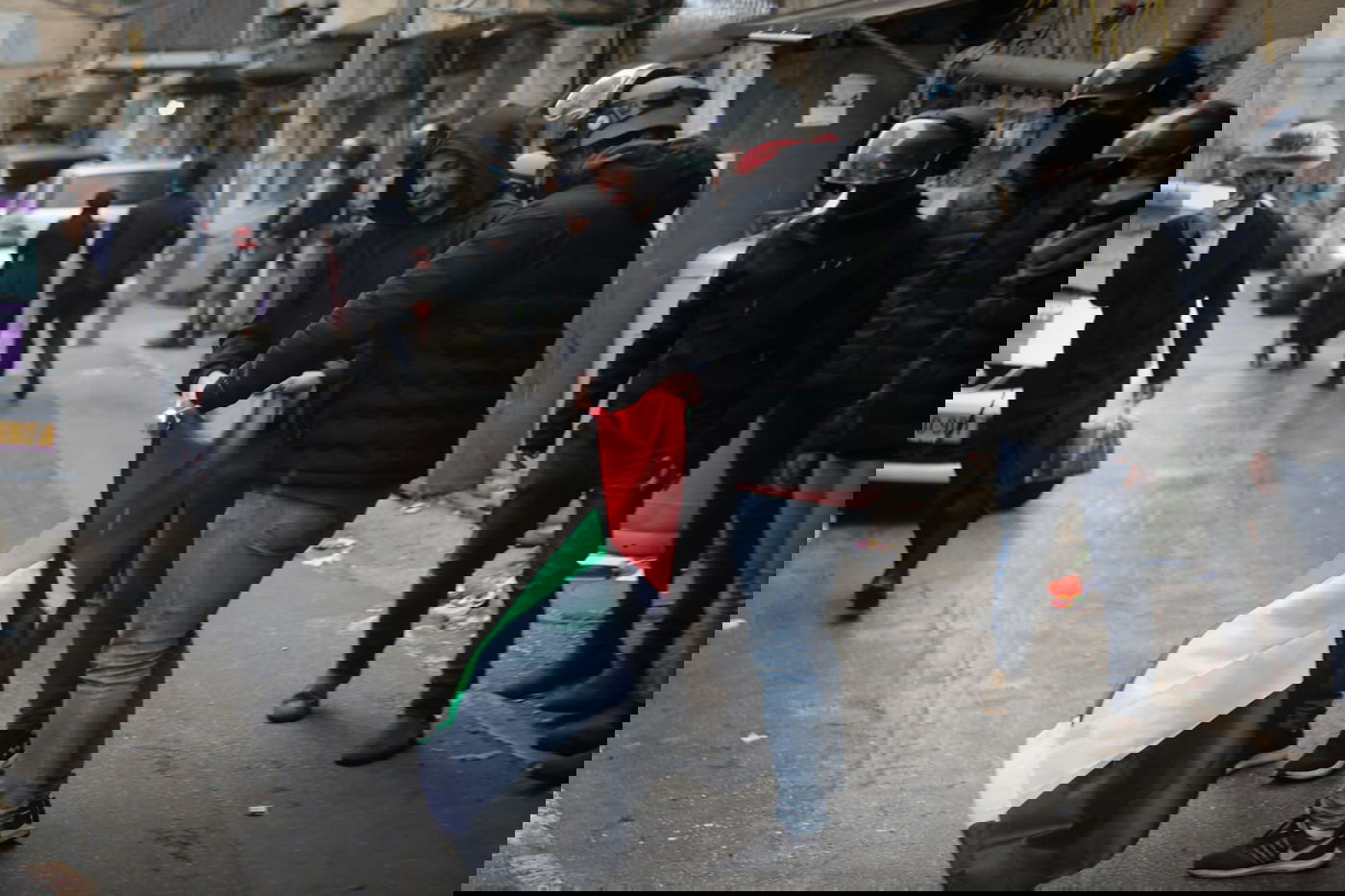 עצור במאה שערים; דגלי פלסטין נמחקו - וחזרו • תיעוד