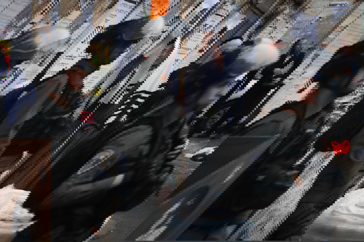 עצור במאה שערים; דגלי פלסטין נמחקו - וחזרו • תיעוד