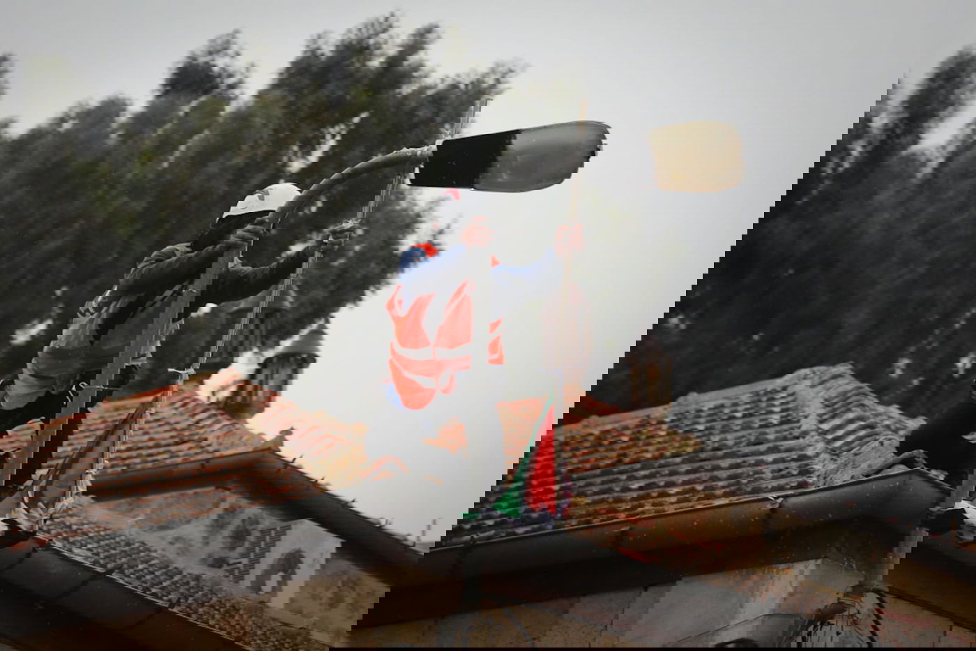 עצור במאה שערים; דגלי פלסטין נמחקו - וחזרו • תיעוד