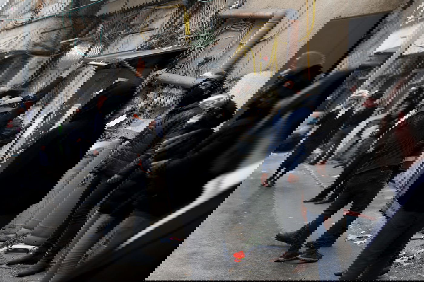 עצור במאה שערים; דגלי פלסטין נמחקו - וחזרו • תיעוד