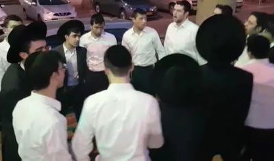 בחורי הישיבה לאחר הדלקת הנרות