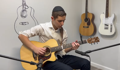 עילוי הגיטרה בביצוע מרהיב במיוחד לחנוכה