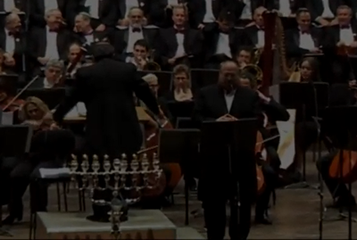 חיים אדלר מבצע את היצירה "הנרות הללו"