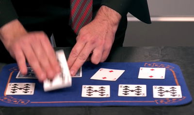 קלפים פתאום משתנים: מופע קסמים וצחוק